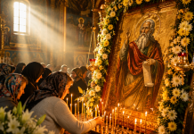 Sfântul Proroc Ilie, sărbătorit pe 20 iulie, într-o biserică ortodoxă împodobită pentru ziua de praznic.