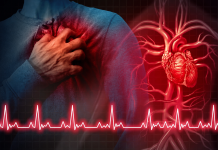 Persoană adultă ținând mâna în zona pieptului, sugerând simptome compatibile cu un posibil infarct.