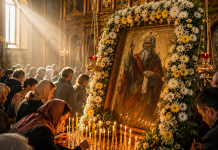 Credincioși rugându-se în fața icoanei Sfântului Proroc Ilie în ziua sărbătorii