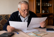 Pensionarii care pot primi peste 2.000 de lei în plus în fiecare lună. Cine beneficiază de indemnizația pentru însoțitor Pensionar care verifică documentele pentru pensie și indemnizația pentru însoțitor.