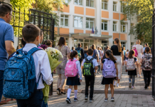 Când începe școala în septembrie 2026. Calendarul complet al vacanțelor pentru anul școlar 2026–2027 Elevi care se pregătesc pentru începerea noului an școlar 2026–2027 în România.