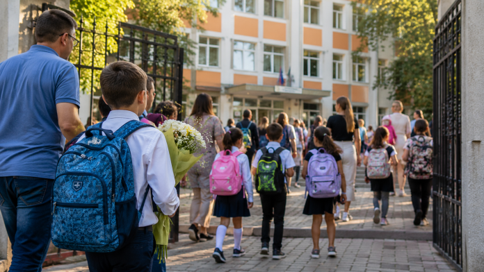 Elevi care se pregătesc pentru începerea noului an școlar 2026–2027 în România.