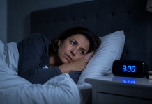Te trezești des în jurul orei 3 dimineața? Ce poate însemna și când ar trebui să fii atent Femeie trează în timpul nopții care privește ceasul în jurul orei 3 dimineața.