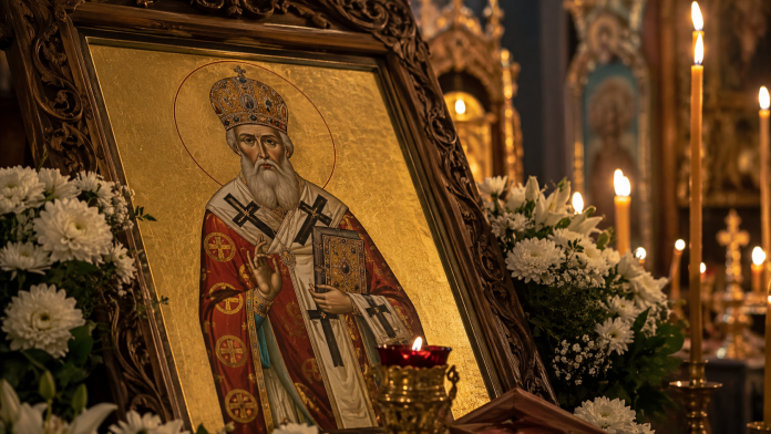 Icoană ortodoxă a Sfântului Alexandru, sărbătorit pe 30 august, într-o biserică luminată de lumânări.