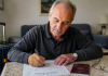 Pensionarii români din străinătate sunt obligați să dovedească periodic că sunt în viață Pensionarii români din străinătate trebuie să trimită certificatul de viață până la 30 septembrie 2026 pentru a evita suspendarea pensiei.