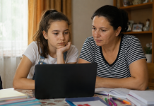 Bani pentru mii de familii din România. De luni, 31 august, începe eliberarea voucherelor de 200 de euro. Cine îi primește Voucher de 200 de euro acordat prin programul Euro 200 elevilor și studenților eligibili din familii cu venituri reduse în 2026.