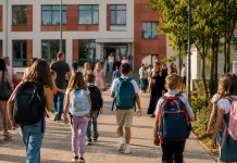 Elevi care se întorc la școală pe 7 septembrie 2026, data începerii cursurilor în anul școlar 2026-2027.