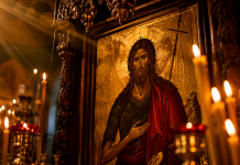 Icoana Sfântului Ioan Botezătorul și lumânări aprinse în ziua marii sărbători de 29 august