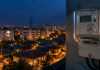 Ce se întâmplă de la 1 septembrie cu energia electrică. Guvernul a luat decizia: noul termen este 30 septembrie Locuințe din România iluminate seara și contor de energie electrică, imagine ilustrativă pentru decizia privind măsurile de siguranță din sistemul energetic în septembrie 2026.
