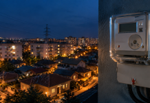 Ce se întâmplă de la 1 septembrie cu energia electrică. Guvernul a luat decizia: noul termen este 30 septembrie Locuințe din România iluminate seara și contor de energie electrică, imagine ilustrativă pentru decizia privind măsurile de siguranță din sistemul energetic în septembrie 2026.