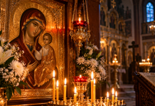 Icoana Maicii Domnului și lumânare aprinsă în ajunul Sfintei Maria Mici