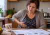 Ficatul gras poate evolua fără durere. 7 semne pe care mulți le confundă cu oboseala sau digestia grea Femeie obosită care simte disconfort în partea dreaptă a abdomenului și discută cu medicul