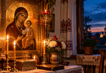 Candelă aprinsă în fața icoanei Maicii Domnului în ajunul Sfintei Maria Mici