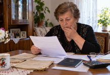 Pensionarii care pot primi bani în plus la pensie. Detaliul din acte pe care mulți români îl trec cu vederea Pensionară verificând documente și adeverințe care pot fi folosite la recalcularea pensiei