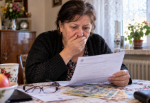 Câți bani ia o româncă după aproape 28 de ani de muncă. Suma virată de Casa de Pensii te lasă mut Româncă privind decizia primită de la Casa de Pensii după aproape 28 de ani de stagiu