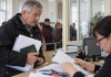 Poți ieși la pensie cu 5 ani mai devreme fără penalizare. Condiția pe care mulți români nu o cunosc Român care verifică documentele pentru pensionarea cu cinci ani înainte de vârsta standard