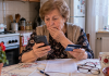 Pensionarii își pot primi banii mai devreme în septembrie. Data la care ar putea intra pensiile pe card Pensionară verificând pe telefon dacă pensia din septembrie 2026 a intrat pe card