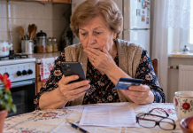 Pensionarii își pot primi banii mai devreme în septembrie. Data la care ar putea intra pensiile pe card Pensionară verificând pe telefon dacă pensia din septembrie 2026 a intrat pe card