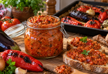 Zacuscă fără legume prăjite. Rețeta mai simplă care păstrează gustul de odinioară și nu îmbibă legumele în ulei Borcane cu zacuscă preparată din vinete și ardei copți fără prăjirea legumelor