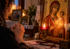 Rugăciunea pe care să o rostești înainte de culcare pentru ocrotirea familiei. Cuvintele care aduc pace în casă și liniște în suflet Mâini împreunate la rugăciune lângă o icoană și o candelă aprinsă, într-o casă liniștită