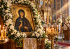 14 octombrie, sărbătoare cu cruce roșie! Sfânta Parascheva, sprijin pentru cei aflați în necaz. Ce este bine să faci în această zi Icoana Sfintei Cuvioase Parascheva, împodobită cu flori albe, într-o biserică ortodoxă