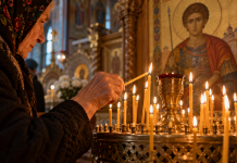 Lumânare aprinsă de Sfântul Dumitru pentru pomenirea celor vii și a celor adormiți.
