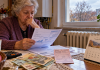 Ajutor pentru încălzire de la 1 noiembrie 2026. Cine poate primi bani pentru gaze, lemne sau curent și ce trebuie să facă până pe 20 noiembrie Pensionară într-o locuință din România, lângă calorifer, cu facturi la gaze și bani pe masă, pentru articolul despre ajutorul de încălzire din noiembrie 2026.