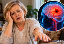 Femeie în vârstă care prezintă brusc dificultăți de coordonare, sprijinită de un membru al familiei, într-o scenă despre semnele accidentului vascular cerebral.