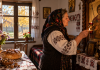 Ce trebuie să știe femeile de Sfântul Dumitru. Obiceiurile din bătrâni pentru liniște și înțelegere în familie Femeie care aprinde candela de Sfântul Dumitru, potrivit obiceiurilor păstrate în familie