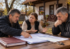 Casa părintească, motiv de ceartă între frați. Cine are dreptul la moștenire și ce se întâmplă când unul dintre copii a avut grijă de părinți Trei frați adulți discută în contradictoriu despre moștenirea casei părintești, având pe masă acte de proprietate și documente de succesiune.