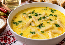 Ciorbă de burtă ca la restaurant, cremoasă și plină de gust! Secretul care o face atât de bună și cum să nu se taie smântâna Ciorbă de burtă tradițională, cremoasă, cu fâșii fragede de burtă de vită, smântână și ardei iute, servită într-un bol rustic.