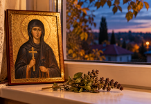 În seara de 13 octombrie, pune aceste două lucruri pe pervaz! Gestul simbolic din Ajunul Sfintei Parascheva, pentru sănătate și liniștea casei Icoana Sfintei Parascheva și un fir de busuioc uscat așezate pe pervaz, în lumina serii